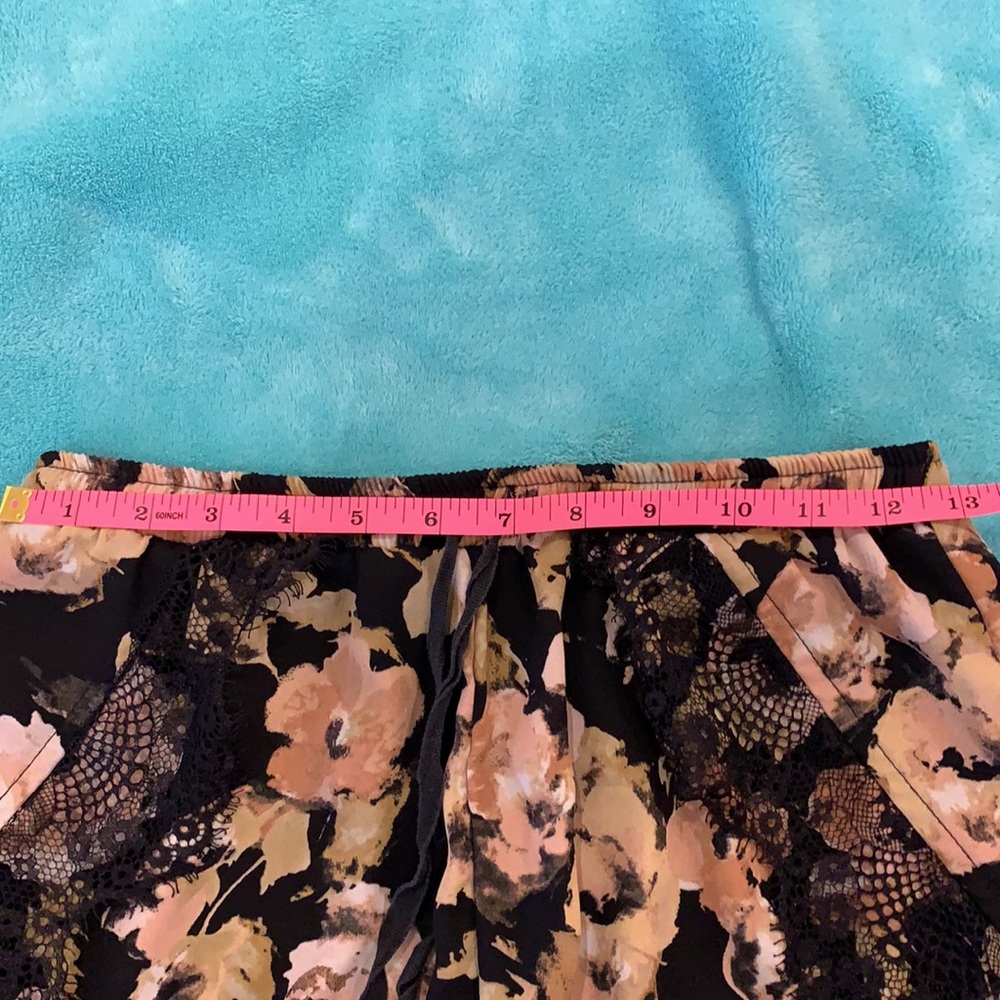 Ditzy Daizy lined floral lace shorts size small - Picture 7 of 10